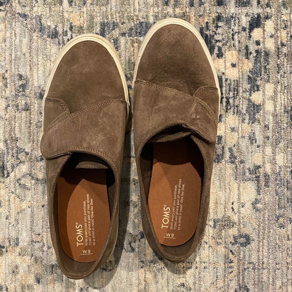 Tom’s sneakers **NEW***